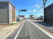 前面道路幅員約12ｍです。歩道も整備されているので安心ですね。