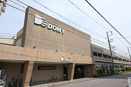 ドミー 岡崎駅東10:00~21:00まで営業しています!駐車場は 93台完備!! 地元で収穫した野菜も販売しています! 340m