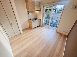 シャディグローヴ 105 1階ワンルームのリビング/ダイニング