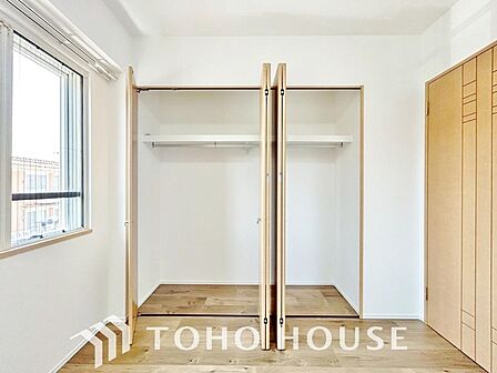 居室にはクローゼットを完備し、自由度の高い家具の配置が叶うシンプルな空間です。