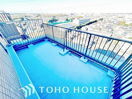 頬をなでる優しい風を感じることが出来るバルコニー。つい深呼吸をしたくなる気持ちの良い眺望です。