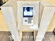 当マンションエントランスには、防犯対策の「オートロック」を採用。マンション住人以外の侵入を防ぐために設置しました。お子様がいらっしゃるご家庭にも安心の設備です。