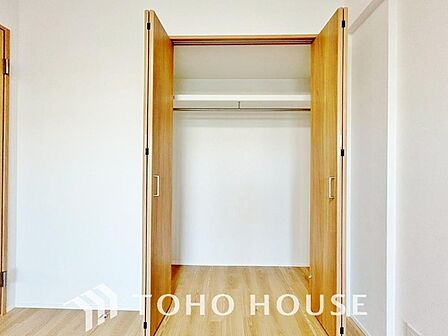 建物内部の収納には拘りました。共有部分に設けた収納。お荷物が多い方にも安心です。