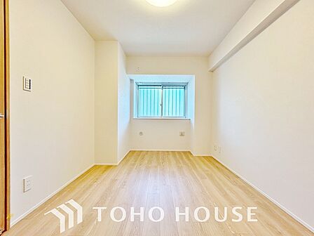 居室にはクローゼットを完備し、自由度の高い家具の配置が叶うシンプルな空間です。