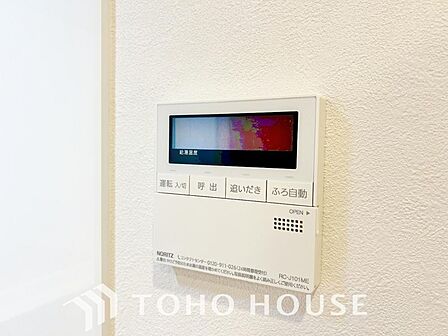 スイッチひとつで湯を浴槽に張ったり、保温や追い焚き機能を自動で行える便利なオートバスシステムを搭載。