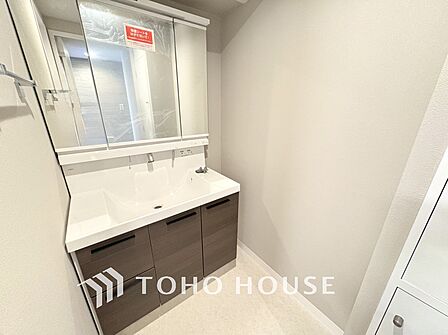 平日の朝であっても、落ち着きとくつろぎを感じられる空間。気持ちよく身だしなみを整えられます。