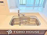 浄水器ボタンひとつで浄水と原水に切り替えられる浄水器一体型水栓を使用。