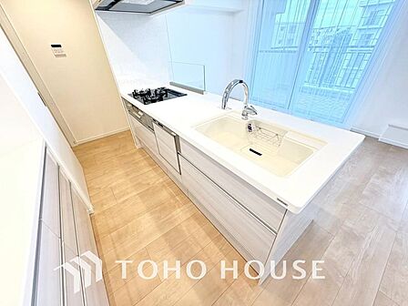 夫婦そろってキッチンに立っても調理がしやすく余裕の広さ。家事をしながら会話も弾みます。