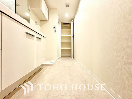 平日の朝であっても、落ち着きとくつろぎを感じられる空間。気持ちよく身だしなみを整えられます。