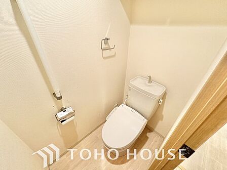 毎日使うトイレには快適な温水洗浄便座を完備しています。清潔感のあるプライベート空間で日々の生活に心地よいゆとりをプラス。毎日の暮らしをさらに一段と快適にしてくれる、嬉しいこだわり設備仕様の住まいです。