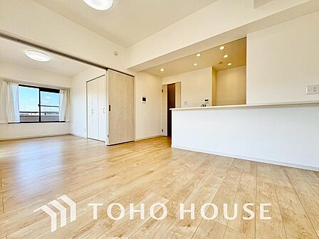 建物の居住性にこだわった邸宅は、「落ち着き」と「安らぎ」と「快適」を実現してくれます。「ホワイトナチュラルのテイスト」が、自然体で過ごせる心地良さを生み出し、家族の優しい時間がここでは流れてゆきます。