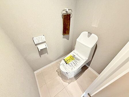 清潔な空間であって頂けますように、目に留まるだけではなく、汚れをふき取り易いフロアと壁紙をチョイス。