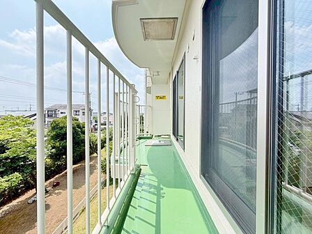 暖かい陽ざしが差込むバルコニーは、晴れた日には、洗濯物が良く乾きます。また、風通しも良好です。