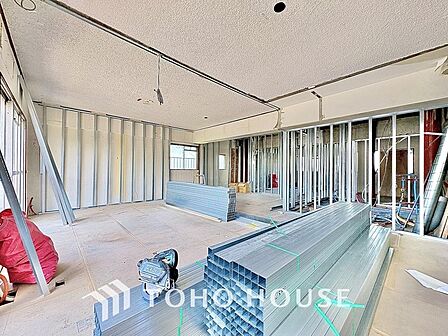 広いＬＤＫでは家族が集まり一緒の時間を過ごせる工夫がされております。心地よい光が差し込む大空間は、毎日の会話も弾む憩いの場所に。住まいの中心として家族の温かい時間を優しく包み込む魅力あふれる空間です。