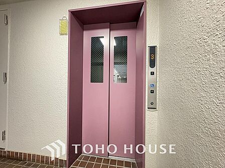 重い荷物の持ち運びや、ベビーカーでの移動、足腰への負担を軽減するエレベーター完備。すべての世代がストレスなく快適に暮らせる、バリアフリーに配慮した設計です。日々の移動をスムーズに支える安心の設備です。