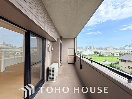 暖かい陽ざしが差込むバルコニーです。よく晴れた日には、洗濯物が良く乾きます。風通しも良好です。毎日のお洗濯が快適にこなせるだけでなく、心地よい風と光を感じながら、のんびりと気分転換も楽しめる空間です。