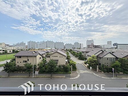豊かな陽光に照らしだされる素敵な空間。季節を問わず華やいだ素敵な風景をお楽しみいただけます。4階のバルコニーから広がる開放的な眺望が、毎日の暮らしに彩りを添え、家族だけの特別な癒やしを演出します。