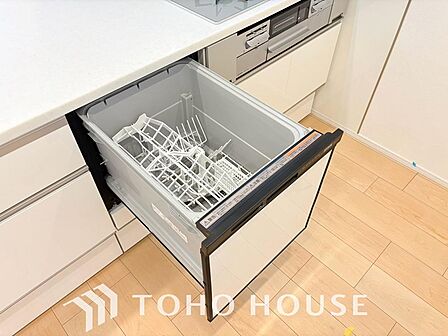 食洗機は家事の時間を短くするできることがメリット。ビルトインタイプはキッチンをすっきりとみせてくれます。手洗いに比べて節水効果も高く、食後の片付けを任せることで家族とゆったり過ごす時間を生み出します。