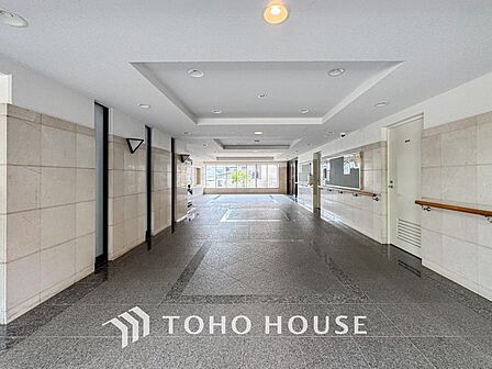 重厚感溢れるエントランスは、マンションの一つの特徴でもあります。その堅牢な佇まいが日々の暮らしに確かな安心感をもたらし、一歩中へ入れば都会の喧騒を忘れさせてくれる温かく穏やかな空間が居住者を迎えます。