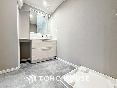 平日の朝であっても落ち着きとくつろぎを感じられる空間。気持ちよく身だしなみを整えられます。機能性と美しさを両立した洗練されたデザインが、慌ただしい一日の始まりを優雅で特別なひとときへと変えてくれます。