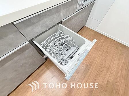 食洗機は家事の時間を短くできることがメリット。ビルトインタイプはキッチンをすっきりとみせてくれます。高温でしっかり洗浄するため衛生的で、毎日の手荒れの悩みからも解放され暮らしに優しいゆとりを生みます。