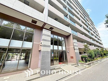 重厚感溢れるエントランスは、マンションの一つの特徴でもあります。その堅牢な佇まいが日々の暮らしに確かな安心感をもたらし、一歩中へ入れば都会の喧騒を忘れさせてくれる温かく穏やかな空間が居住者を迎えます。