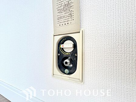 冬の時期に使うガスファンヒーター等を利用する際に重宝します。点火が早く給油の手間もないため、寒い冬の日でもすぐに部屋が暖まります。燃料の買い出しや保管場所も不要で、冬の暮らしを快適にする人気設備です。