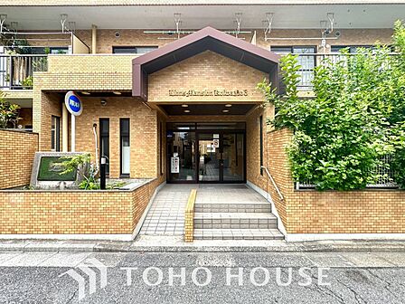 家族をあたたかく迎え入れてくれる清潔感と安心感の漂うエントランスとなっております。風格漂う佇まいが住まう人の誇りを満たし日々の暮らしに豊かなゆとりをプラス。訪れる人々を優しく迎える洗練された空間です。