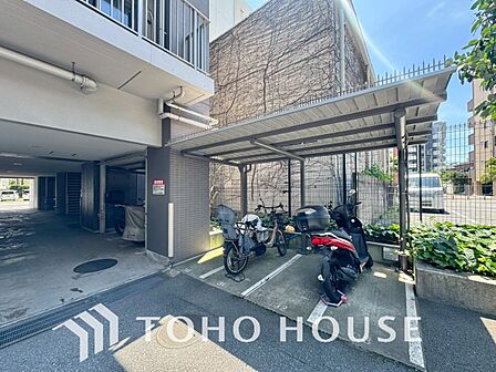 お出かけや日々の移動に便利な敷地内駐車場のあるマンション。車をすぐ近くに停められる安心感と利便性が、快適な新生活を支えます。区画のサイズ、現在の空き状況、料金等についてはお気軽にお問い合わせください。