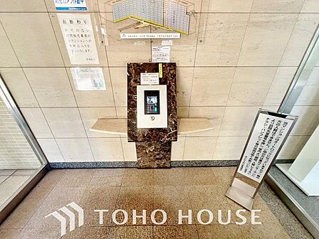 共用玄関にオートロックがあることで防犯効果が高まります。不審者の侵入を未然に防ぎ、一人暮らしや小さなお子様のいるご家庭にも安心をプラス。毎日の暮らしの安全性をしっかりと高める、心強い住まいの設備です。