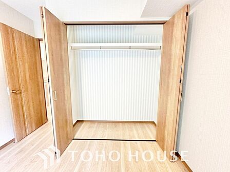 居室にはクローゼットを完備!すっきりと収納できるため、自由度の高い家具の配置が叶うシンプルな空間です。無駄のない間取りは模様替えもしやすく、自分好みの快適なお部屋作りをいつでも思う存分に満喫できます。