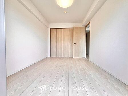 お子様の心と身体を見守る子供部屋。小さな自立心を育むお部屋作りを見越してぜひご覧ください。成長に合わせたレイアウト変更もしやすく、のびのびと過ごせる工夫が詰まった、家族の未来に寄り添う快適な空間です。