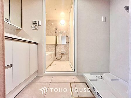 平日の朝であっても落ち着きとくつろぎを感じられる空間。気持ちよく身だしなみを整えられます。ゆとりある広さの洗面台には大型ミラーや収納も完備。慌ただしい朝の時間にも、心地よいゆとりが生まれる設計です。