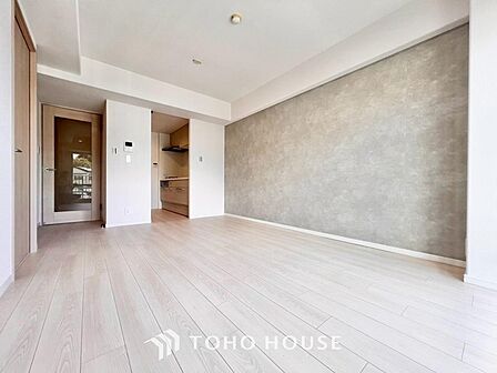 空気感という居心地の良いBGMは、暮らしのステージを彩り、心からのやすらぎと満足感を与えてくれます。光と風が通り抜ける開放的な住空間が日々の疲れを優しく癒やし、家族の特別な時間を美しく演出いたします。