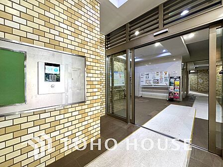 共用玄関にオートロックがあることで防犯効果が高まります。不審者や不要な勧誘の侵入を防げるため、一人暮らしの方や小さなお子様のいるご家庭でも安心です。毎日の安全面を足元から静かに支える、心強い設備です。