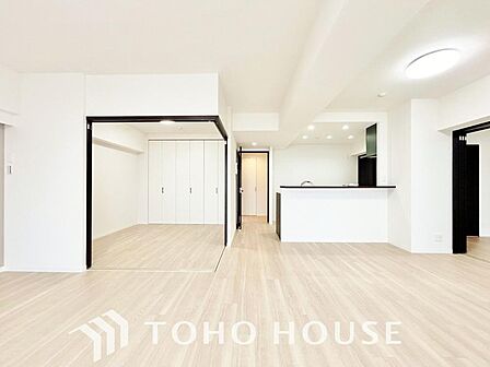 明るく広々としたリビングは、どこにいても家族の気配を感じられる空間に。自然と笑顔が集まり、会話が弾む工夫が随所に施されています。心地よい開放感の中で、かけがえのない団らんの時間をゆったりと楽しめます。