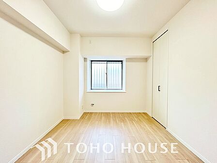 心身ともにゆったりと安らげる主寝室。寝室のゆとりが大きい分だけ、暮らしの安らぎは深まります。一日の疲れを癒やすプライベート空間にふさわしい落ち着きと広さを確保し、上質な眠りと快適な朝を迎えるお部屋に。