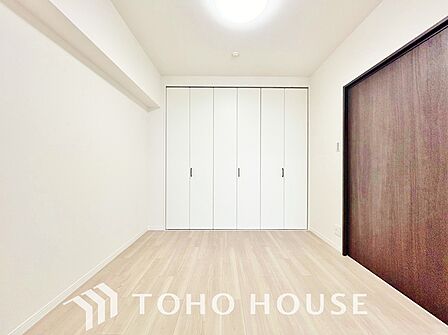 お子さまの心と身体を見守る子供部屋として、小さな自立心を育むお部屋作りを見越してご覧下さい。成長に合わせてレイアウトを変更しやすく、のびのびと過ごせる設計に。将来の夢や個性を豊かに育む安心の空間です。