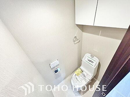 家族が毎日使うプライベートな空間。清潔で使いやすいトイレにすることで、日々の暮らしがより快適になります。最新の機能とお手入れのしやすい設計を施し、いつでも気持ちよく、家族誰もが安心して使える空間です。