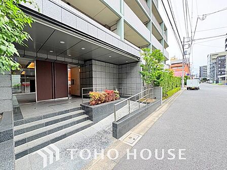 家族をあたたかく迎え入れてくれる清潔感と安心感の漂うエントランスとなっております。風格漂う佇まいが住まう人の誇りを満たし日々の暮らしに豊かなゆとりをプラス。訪れる人々を優しく迎える洗練された空間です。