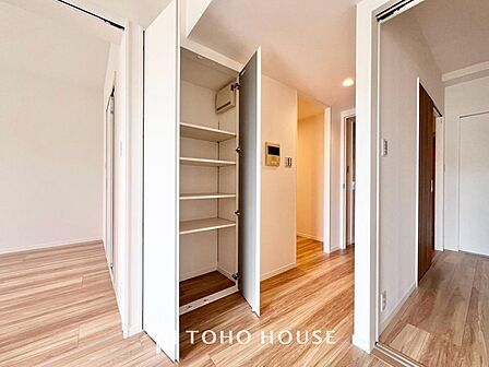 少しでも空いているスペースを収納にすることで、無駄のない空間を演出しております。お部屋をすっきりと広く保ちながら、ゆとりある快適な新生活を叶える工夫が満載の住まいで、新しい暮らしをここで始めませんか。