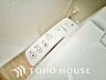 トイレ：快適な温水洗浄便座（ウォシュレット）を完備。毎日使う場所だからこそ清潔でお手入れがしやすい衛生的な機能にこだわりました。冬場でも便座が温かく、季節を問わず誰もが心地よく使える嬉しい標準設備となります。