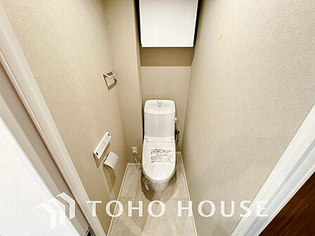 清潔な空間を保てるよう、お手入れのしやすさにもこだわり、汚れをサッと拭き取れる床材と壁紙を採用。快適な温水洗浄便座に加え、手洗い一体型のトイレはスペースの節約ができ、ゆったりとした空間が確保できます。