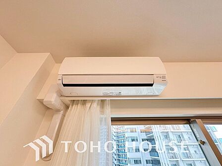 エアコン設置済みの物件です。入居時の設置工事の費用や、本体の購入代金といった初期費用を大幅にカットできるのが嬉しいポイントです。浮いた予算を他の家具や引越し代に回せるため、新生活を快適に始められます。