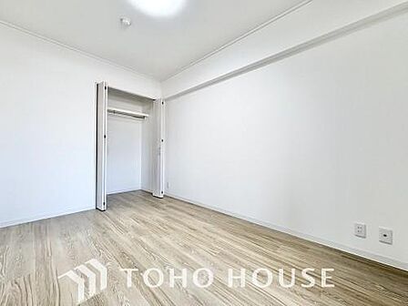 クローゼット完備で、家具配置がしやすいシンプルな居室。画像と現地では、お部屋の広さや天井高の開放感など、印象が大きく異なります。ぜひ現地に足を運んでいただき、ご自身の目で本当の魅力を確かめてください。