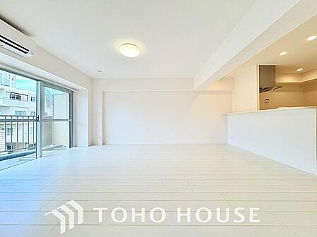 全室クロスからすべての建具まで新規交換されたキレイなお部屋。現在ご見学いただけます。生まれ変わった美しさや、マンションならではの家事動線の良い造りも画像だけでなく、是非実際にもご覧になってみて下さい。