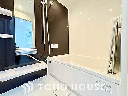 浴室は汚れをはじく有機ガラス系の新素材を採用し、ワンタッチでゴミを捨てられる機能も付いた最新のバスユニットへ交換済み。快適なだけではなく、清潔さを保ち易い工夫がしっかりされた高級感ある空間へと一新。