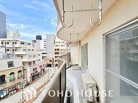 【やわらかい街の風】頬をなでる優しい風を感じることが出来るバルコニー。つい深呼吸をしたくなる気持ちの良い眺望はこのお部屋の自慢です。洗濯物を干すスペースとしても十分な広さがあります。