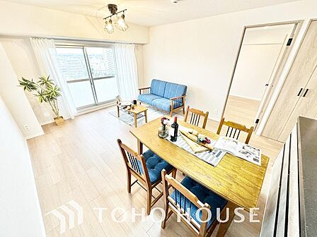 光と風があふれる開放的なリビングダイニングには、自然と家族みんなが集まってきます。心地よい光が差し込む大空間は、毎日の会話も弾む憩いの場所に。住まいの中心として、家族の温かい時間を優しく包み込みます。