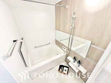 一日の疲れを癒すための心地よいバスタイムを演出します。浴室はゆとりあるサイズを採用。柔らかな曲線で構成されたバスタブは、半身浴も楽しめる設計です。日々の慌ただしさを忘れ、心も体もオフになるひとときを。